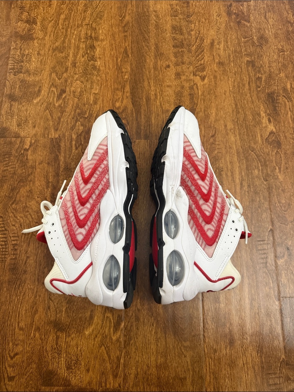 Nike White & Red Wave-Pattern Running Sneakers - Picture 6 of 15
